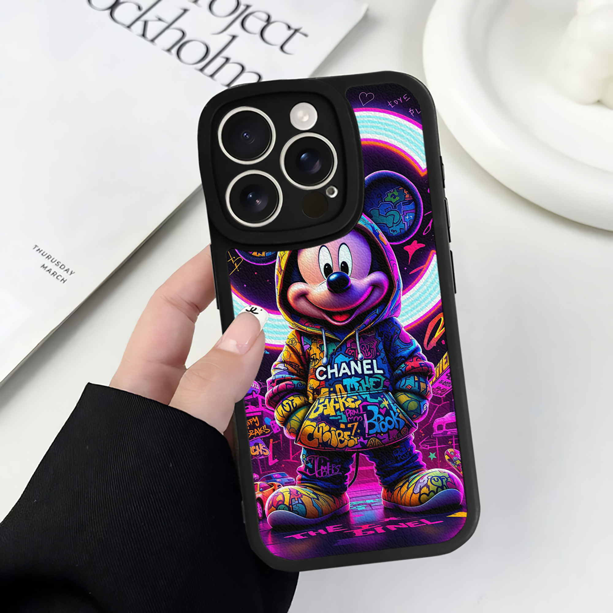 （画像用） ミッキーマウス Mickey Mouse 【iPhone 16シリーズ対応】シリコンスマホケース（レザー調） 材質：シリコン